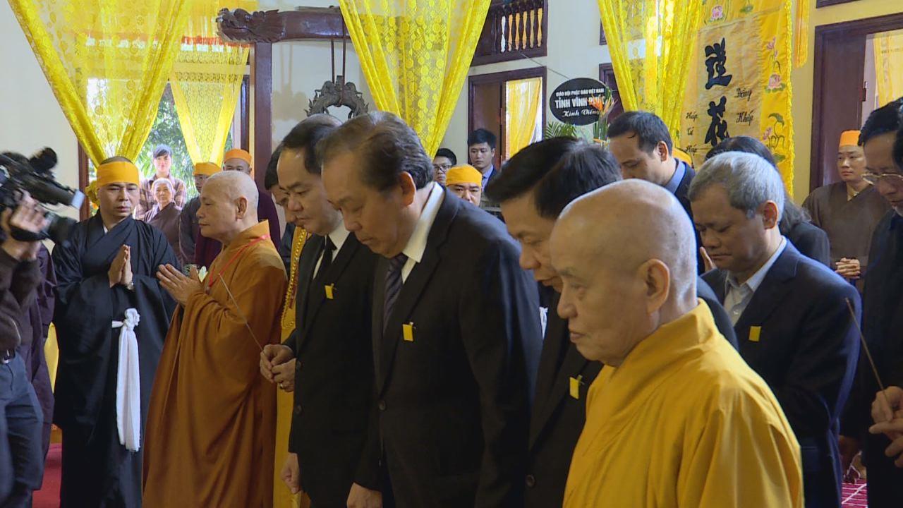 Phó Thủ tướng Chính phủ Trương Hòa Bình viếng Đại lão Hòa thượng  Thích Thanh Sam          