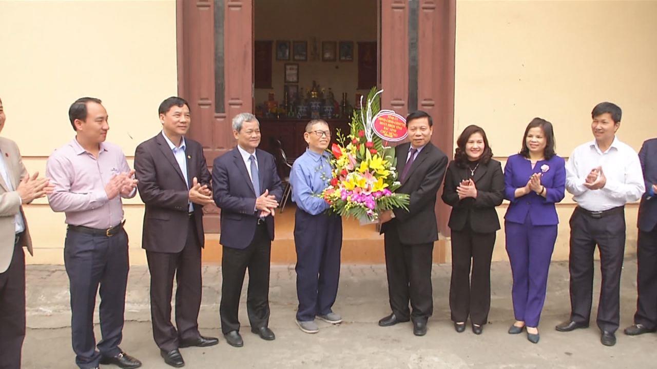 Lãnh đạo tỉnh thăm, tặng quà Nhà giáo Nhân dân, AHLĐ Nguyễn Đức Thìn