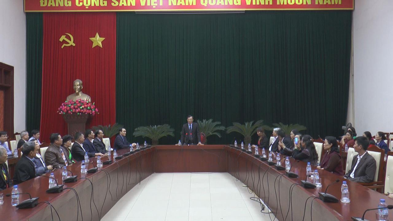 Phó Chủ tịch UBND tỉnh Nguyễn Văn Phong tiếp Hội đồng hương  Bắc Ninh tại Lào Cai về thăm quê hương