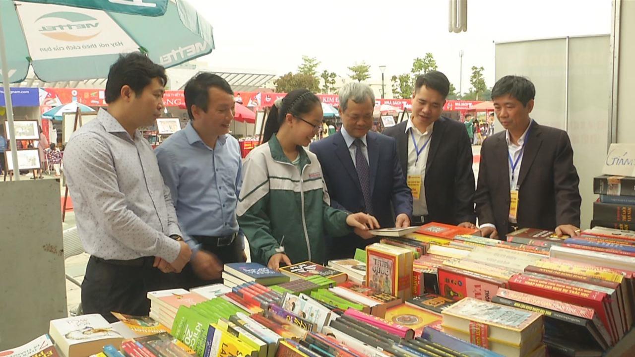 Chủ tịch UBND tỉnh Nguyễn Tử Quỳnh dự ngày hội sách Việt Nam tỉnh Bắc Ninh năm 2018