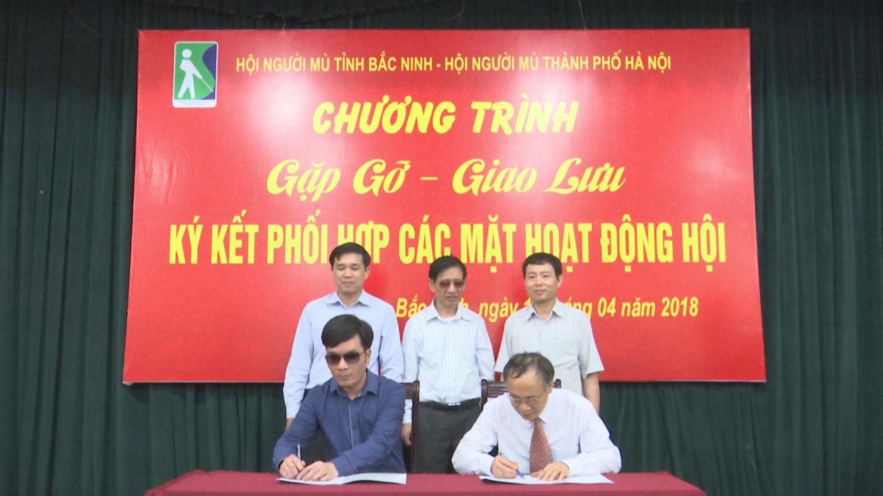 Hội Người mù tỉnh Bắc Ninh ký kết giao ước phối hợp với Hội Người mù Hà Nội