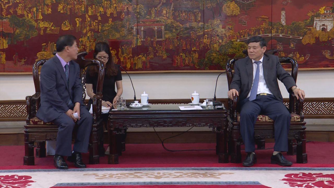 Phó Chủ tịch Thường trực UBND tỉnh Nguyễn Tiến Nhường tiếp đoàn cán bộ huyện Bonghwa (Hàn Quốc)