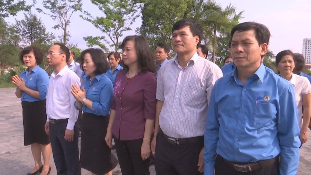 Đoàn đại biểu dự Đại hội Công đoàn viên chức tỉnh khóa XVI  dâng hương trước thềm Đại hội