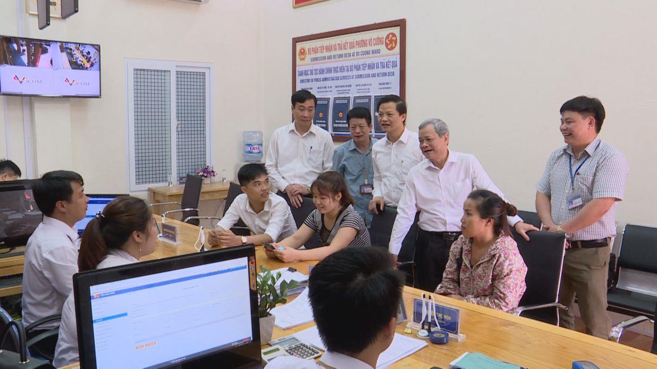 Chủ tịch UBND tỉnh thăm bộ phận tiếp nhận và trả kết quả cấp phường