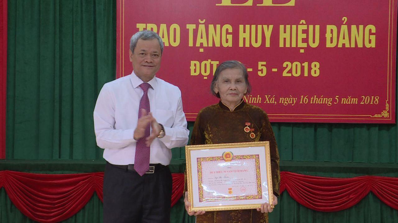 Chủ tịch UBND tỉnh trao Huy hiệu Đảng tại phường Ninh Xá