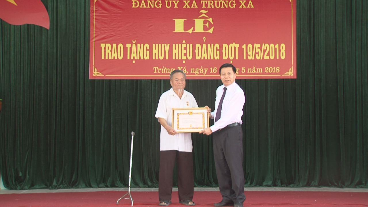 Bí thư Tỉnh ủy Nguyễn Nhân Chiến trao Huy hiệu Đảng tại Lương Tài và Đảng bộ Quân sự tỉnh