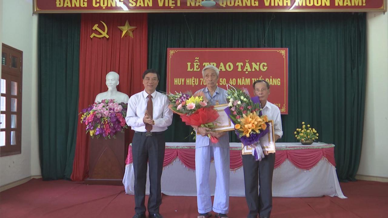 Phó Bí thư Thường trực Tỉnh ủy trao Huy hiệu Đảng tại Từ Sơn