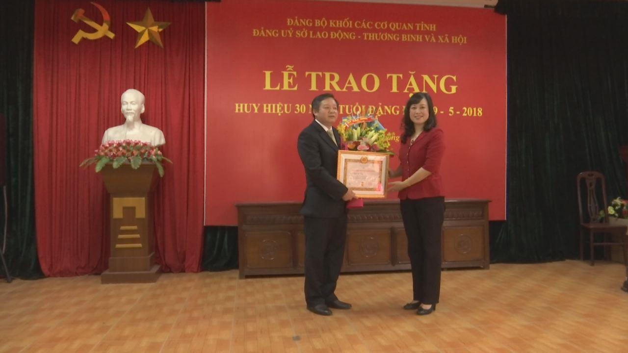 Phó Bí thư Tỉnh ủy Đào Hồng Lan trao Huy hiệu 30 năm tuổi Đảng tại Sở Lao động, Thương binh và Xã hội