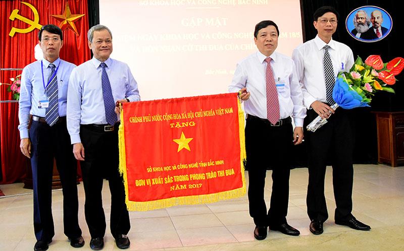 Sở Khoa học và Công nghệ đón nhận Cờ thi đua của Chính phủ