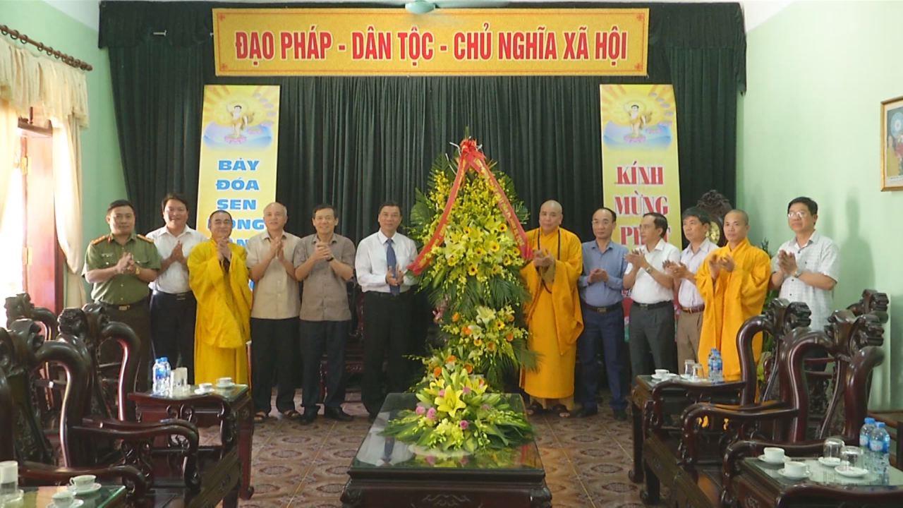 Đoàn đại biểu của tỉnh chúc mừng Ban trị sự Giáo hội Phật giáo tỉnh nhân Đại lễ Phật đản 2018