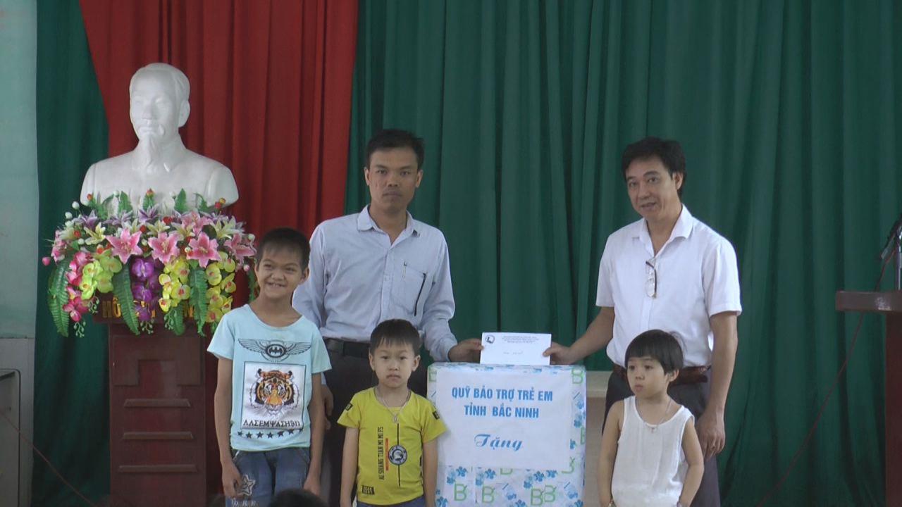 Sở Lao động, Thương binh và Xã hội thăm, tặng quà trẻ em nhân dịp ngày Quốc tế Thiếu nhi 1/6