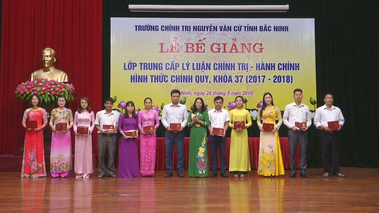 Bế giảng lớp Trung cấp Lý luận Chính trị – Hành chính hình thức chính quy, khóa 37 (2017 – 2018)