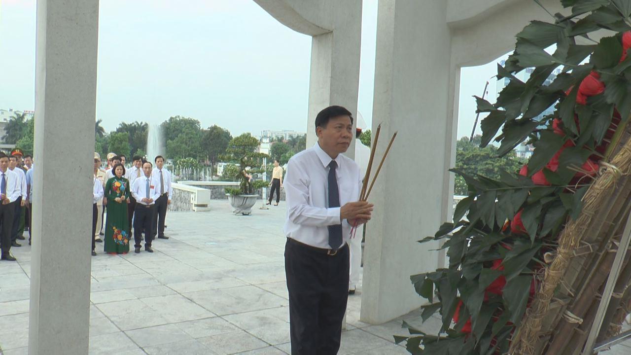 Lãnh đạo tỉnh dâng hương các Anh hùng liệt sỹ nhân kỷ niệm  70 năm ngày Chủ tịch Hồ Chí Minh ra lời kêu gọi thi đua ái quốc