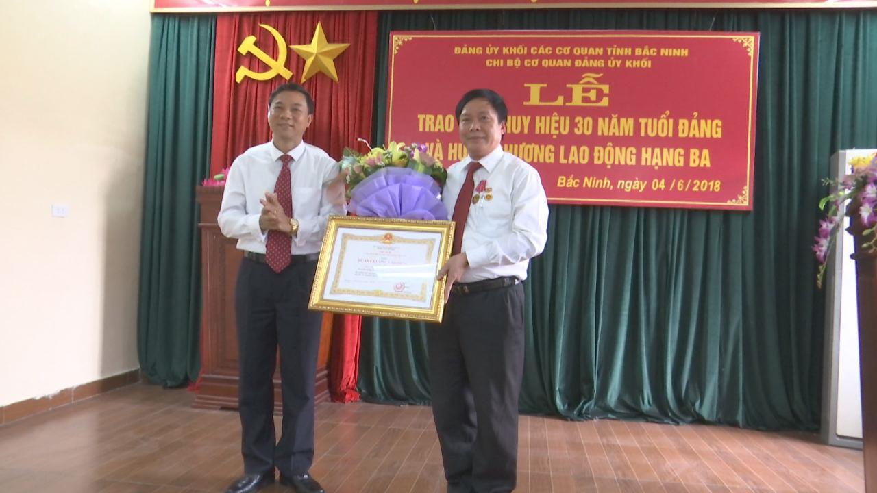 Phó Bí thư Thường trực Tỉnh ủy trao Huy hiệu Đảng  tại Đảng ủy Khối các cơ quan tỉnh