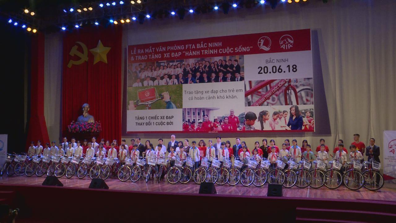 Công ty bảo hiểm AIA Việt Namtặng 141 xe đạp cho trẻ em nghèo tỉnh Bắc Ninh