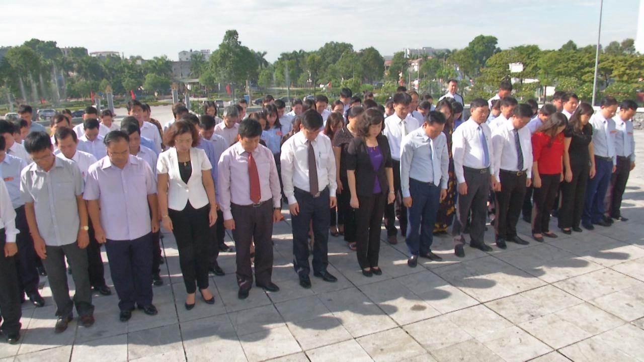 Đoàn Đại biểu dự Đại hội đại biểu Hội Nông dân tỉnh  dâng hương tại Đài Tưởng niệm các anh hùng liệt sỹ tỉnh