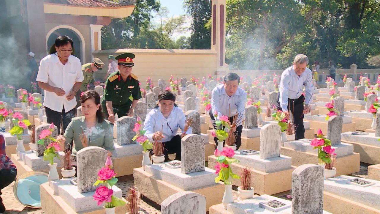 Đoàn cán bộ lãnh đạo tỉnh dâng hương tại Nghĩa trang liệt sĩ Quốc gia  Trường Sơn, Nghĩa trang liệt sĩ Quốc gia Đường 9 và Thành cổ Quảng Trị
