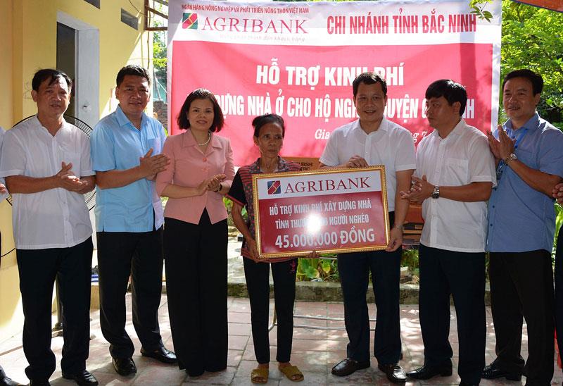 Đảng ủy Khối doanh nghiệp tỉnh trao hỗ trợ kinh phí  xây nhà cho hộ nghèo huyện Gia Bình