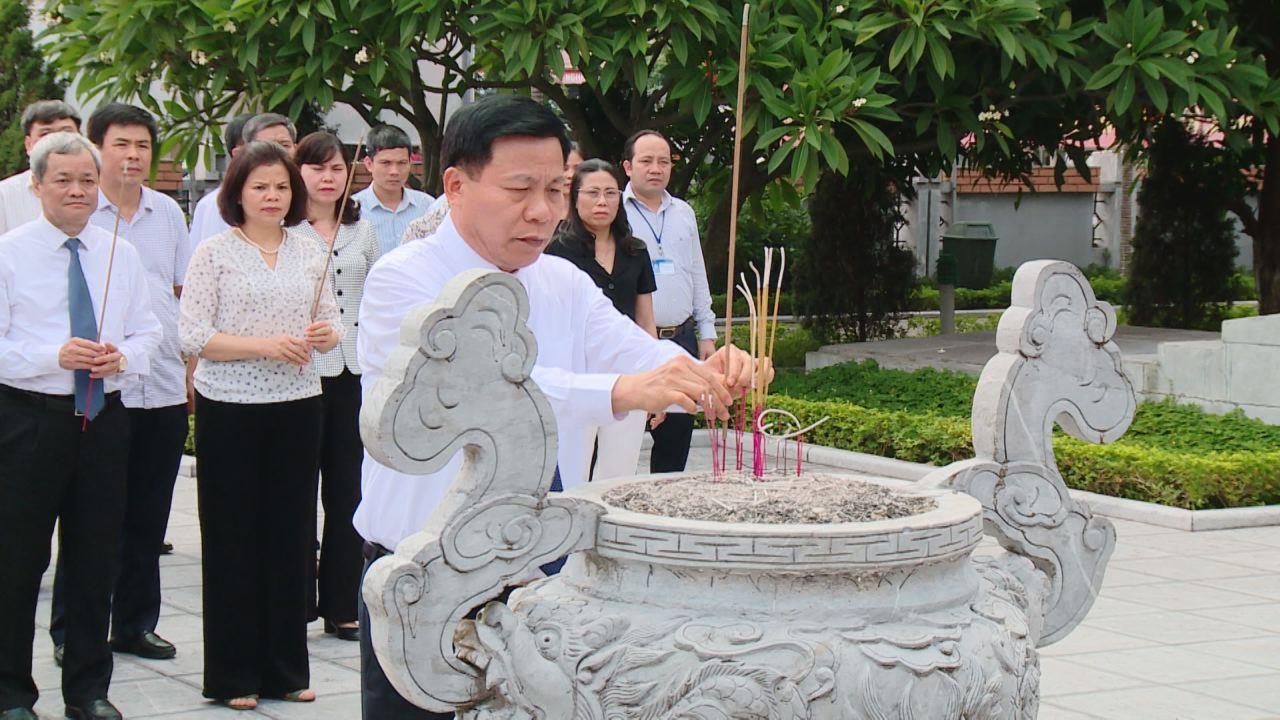 Dâng hương Tổng Bí thư Nguyễn Văn Cừ