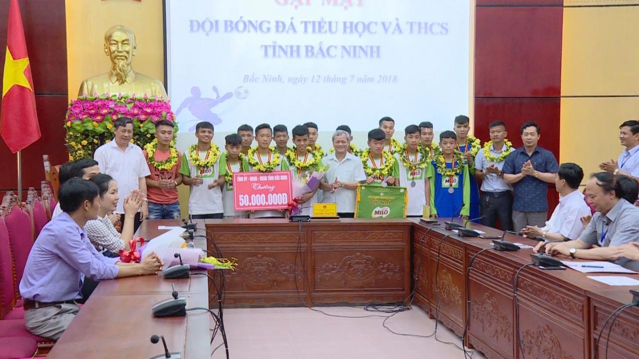  Lãnh đạo tỉnh gặp mặt, động viên đội bóng đá Tiểu học và THCS