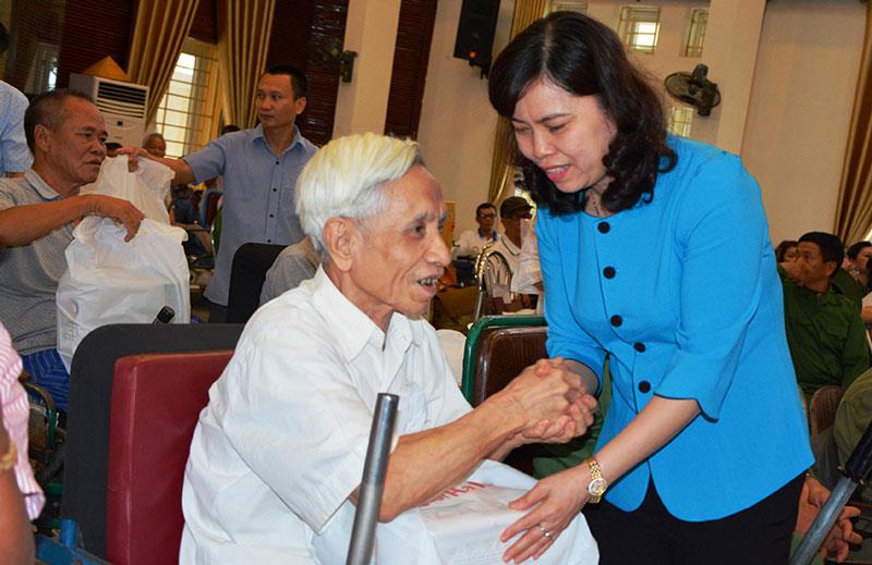 Đoàn đại biểu Quốc hội tỉnh thăm, tặng quà tại Trung tâm Điều dưỡng thương binh Thuận Thành
