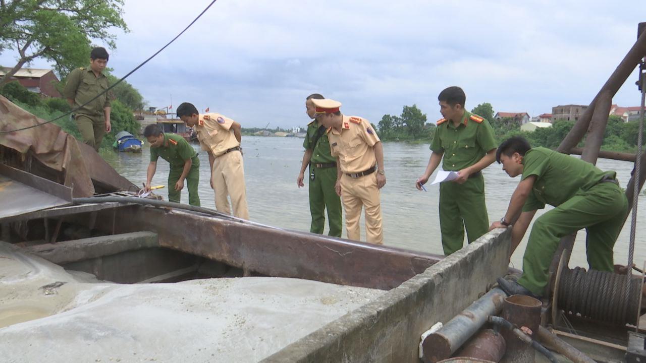 Công an huyện Yên Phong bắt tàu hút cát trái phép