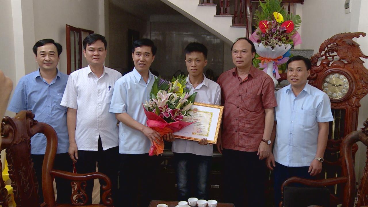 Sở Giáo dục và Đào tạo khen thưởng thủ khoa Vương Xuân Hoàng