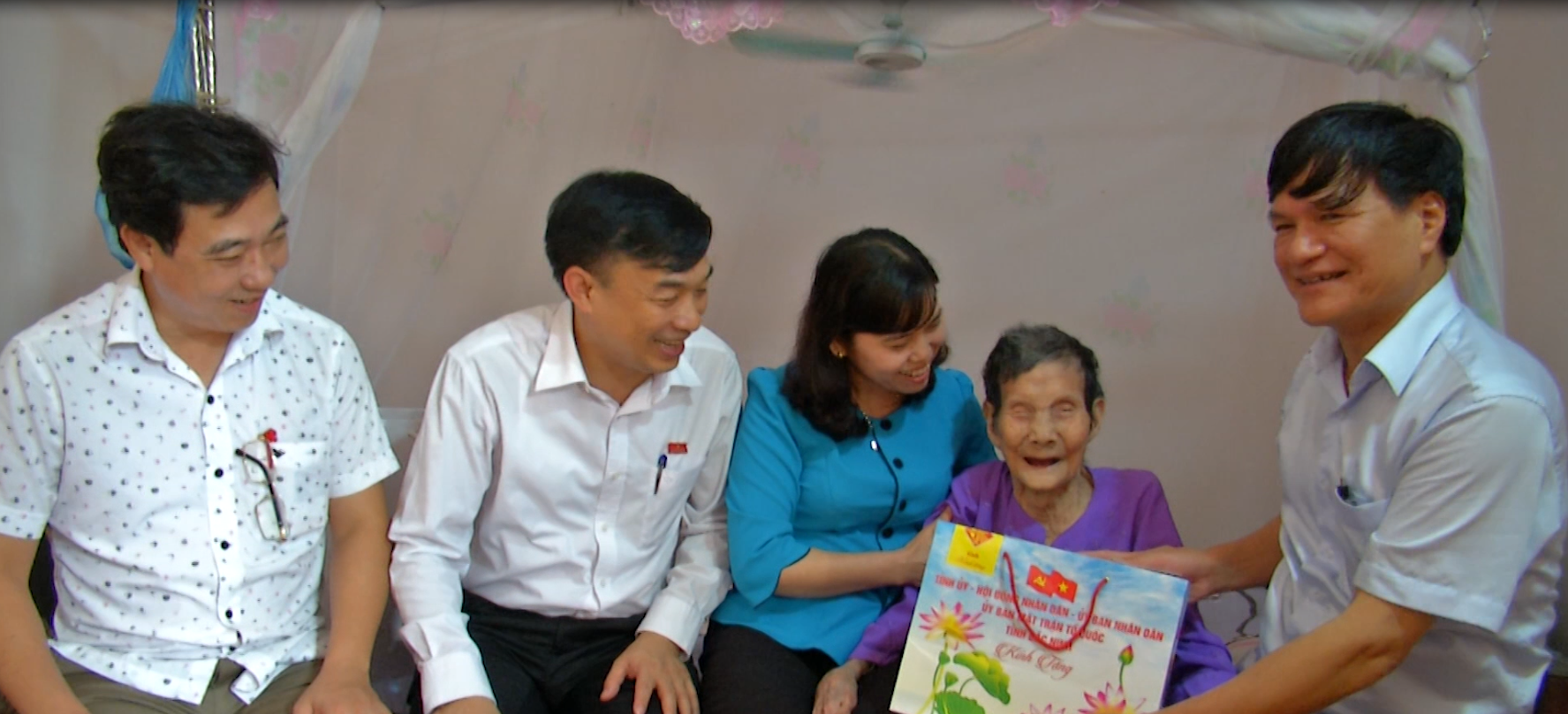 Đồng chí Nguyễn Văn Hùng, Trưởng Ban Tổ chức Tỉnh ủy,  thăm, tặng quà Mẹ VNAH tại Quế Võ