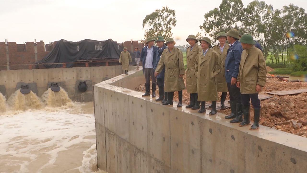 Bí thư Tỉnh ủy kiểm tra công tác phòng chống lụt bão tại Tiên Du và Từ Sơn
