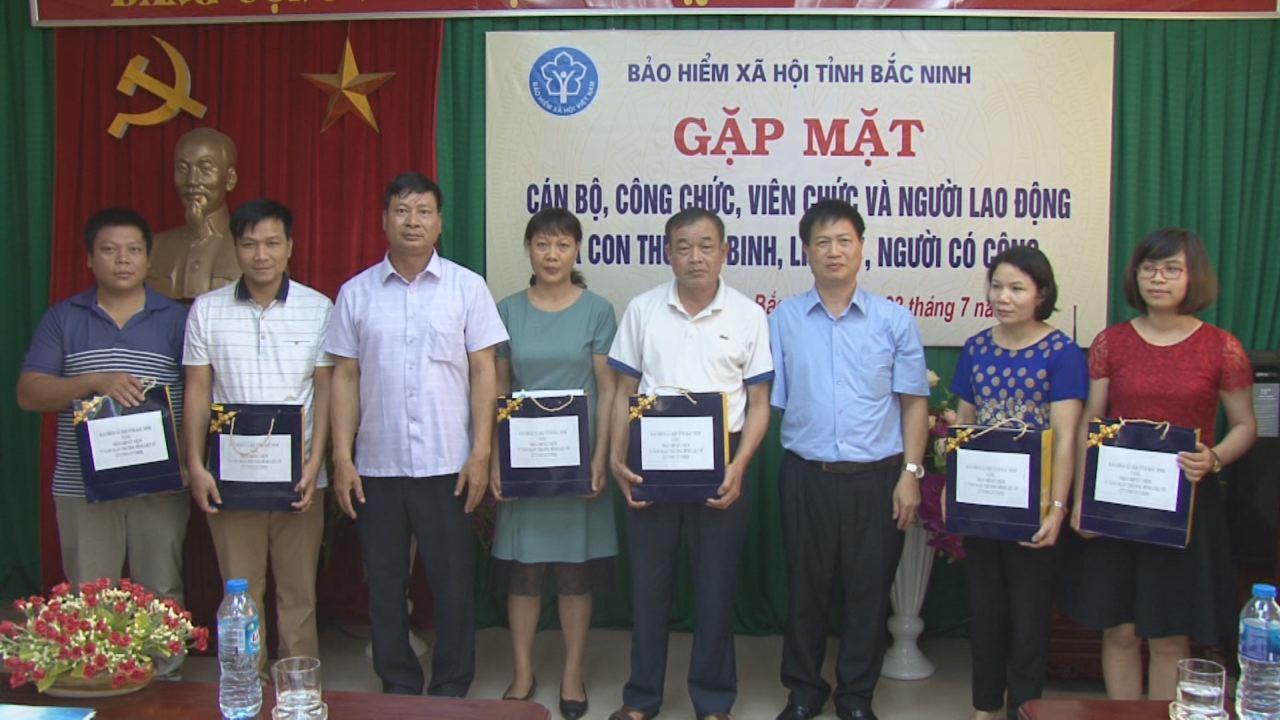 BHXH tỉnh gặp mặt, tặng quà các đối tượng chính sách nhân ngày 27/7