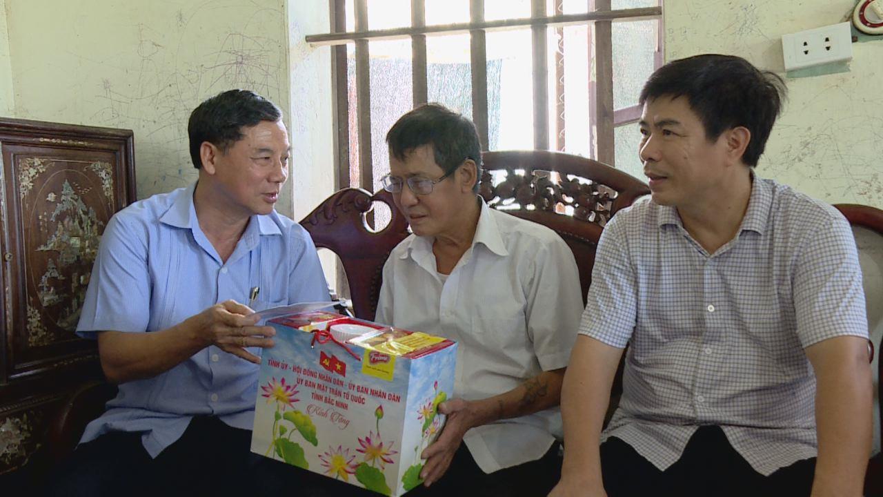 Phó Bí thư Thường trực Tỉnh ủy thăm, tặng quà các đối tượng chính sách tại huyện Lương Tài