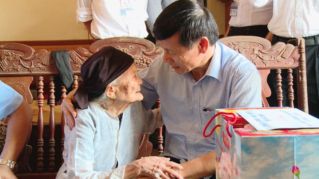 Phó Chủ tịch Thường trực UBND tỉnh Nguyễn Tiến Nhường  tặng quà gia đình chính sách huyện Gia Bình
