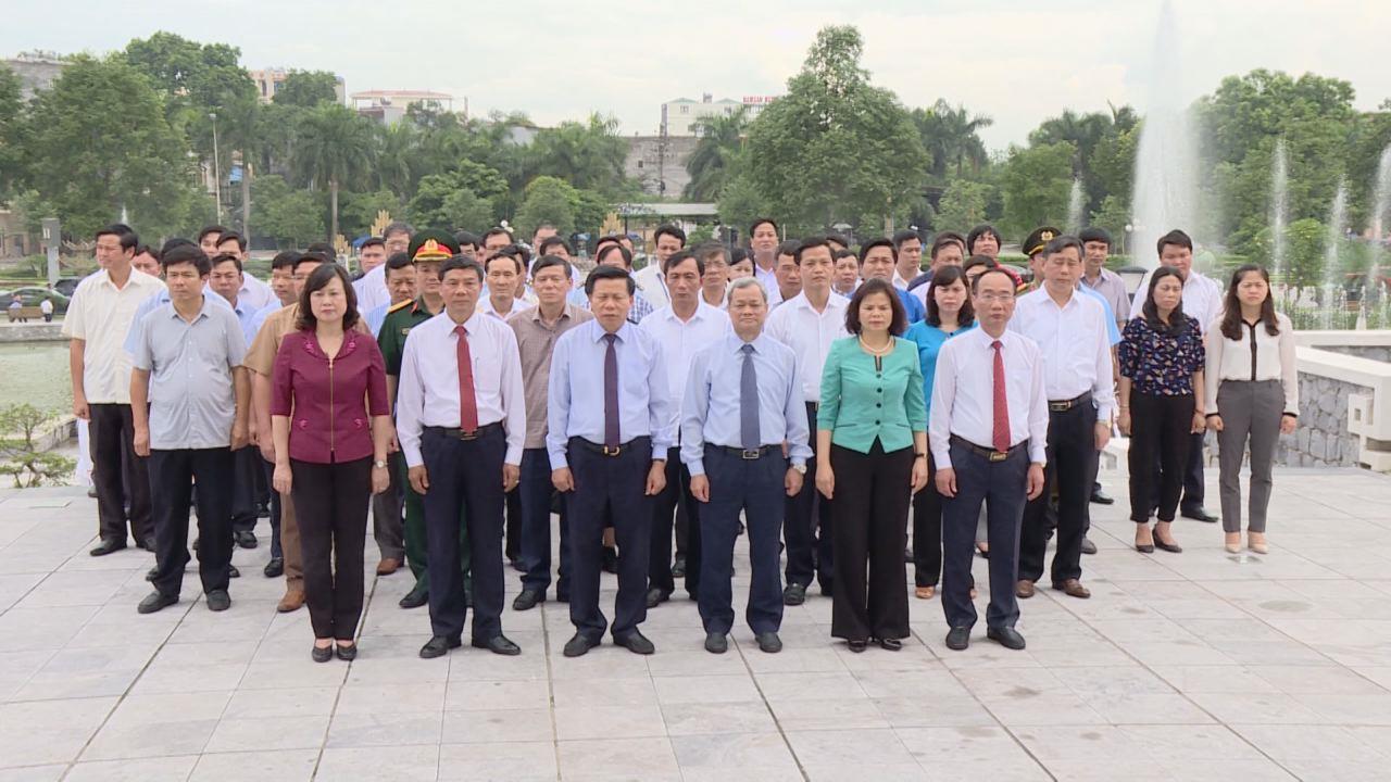 Đoàn đại biểu Tỉnh ủy, HĐND, UBND, Ủy ban MTTQ tỉnh dâng hương tại Đài tưởng niệm các Anh hùng liệt sỹ