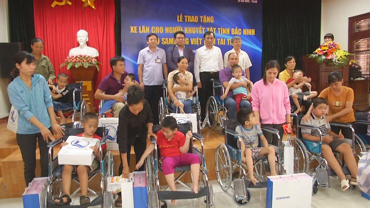 Sở Lao động, Thương binh và Xã hội trao tặng xe lăn cho người khuyết tật