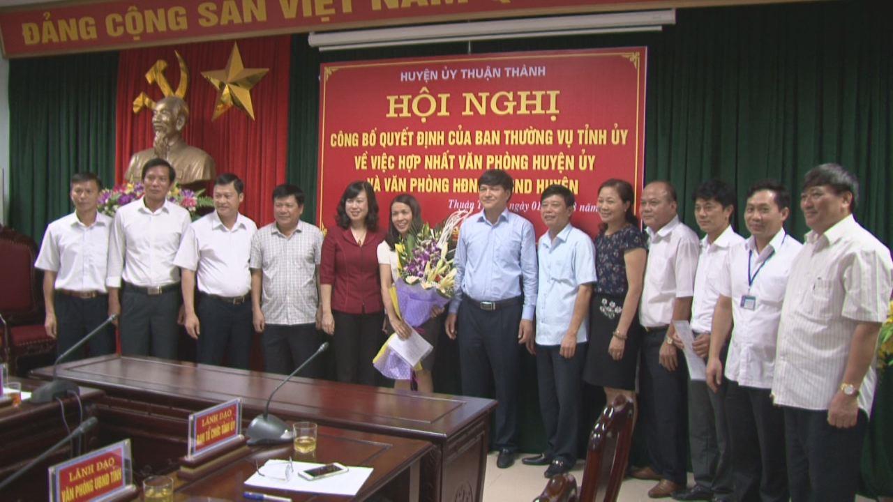 Huyện Thuận Thành công bố Quyết định  sáp nhập Văn phòng Huyện ủy và Văn phòng HĐND, UBND huyện