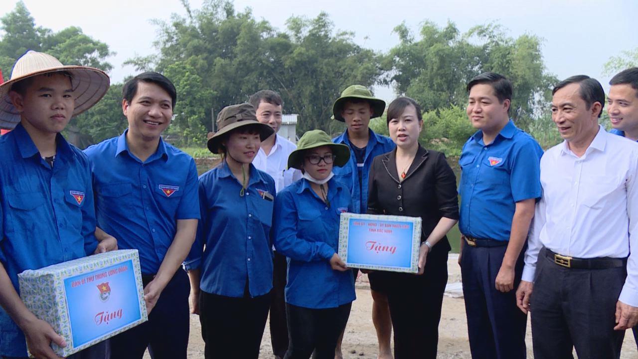 Lãnh đạo tỉnh thăm, động viên thanh niên tình nguyện tại xã Nguyệt Đức, huyện Thuận Thành