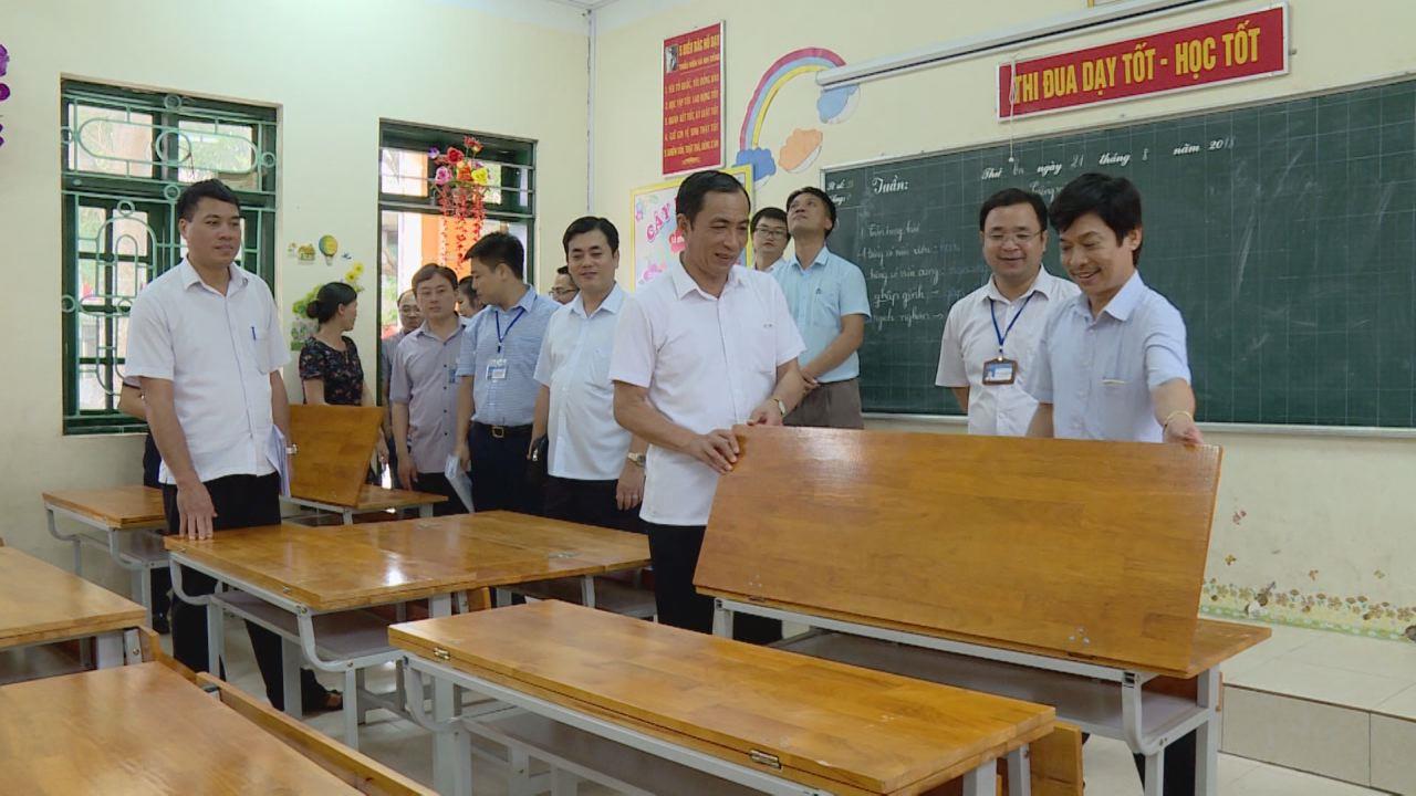 Phó Chủ tịch UBND tỉnh Nguyễn Văn Phong kiểm tra cơ sở vật chất trường học tại huyện Yên Phong