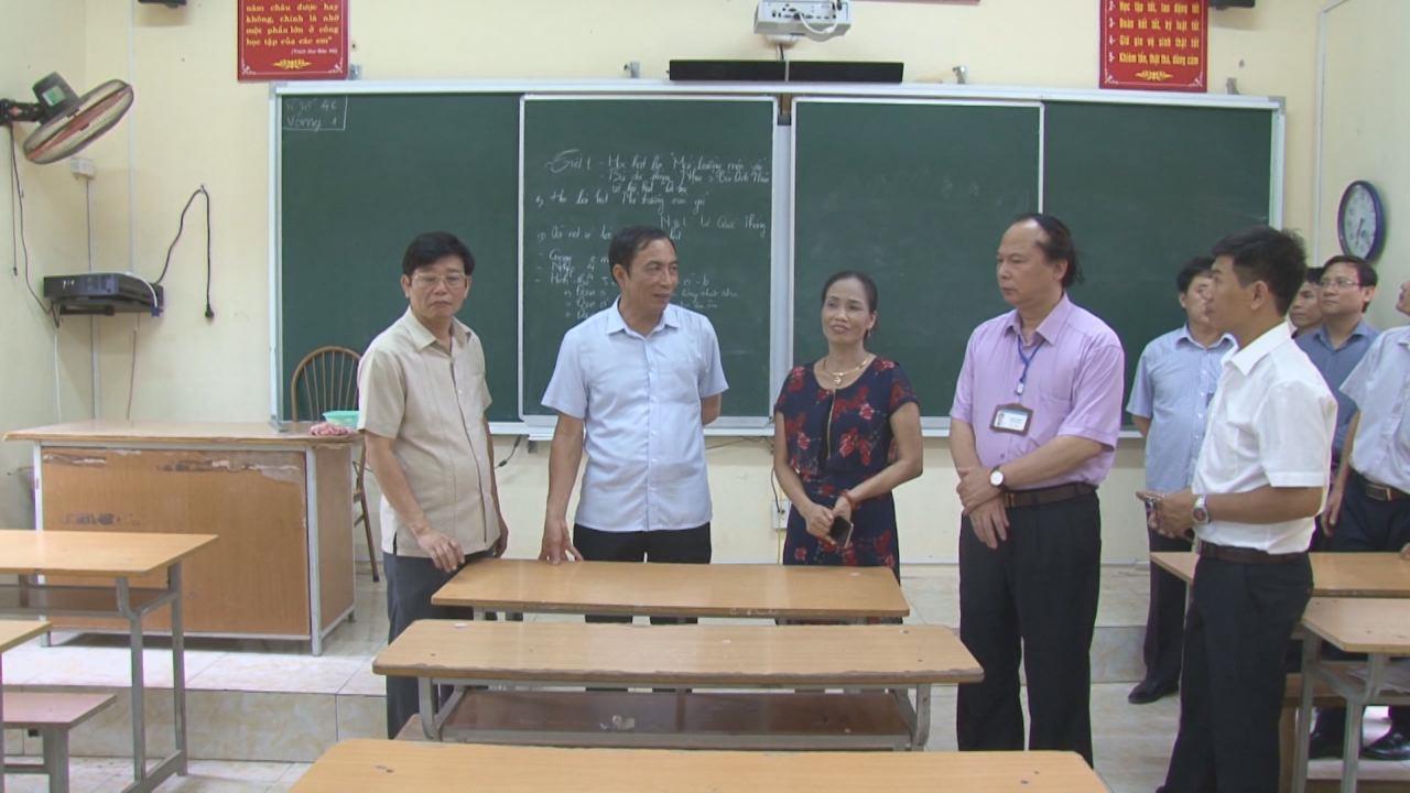 Phó Chủ tịch UBND tỉnh Nguyễn Văn Phong  kiểm tra cơ sở vật chất trường học tại huyện Thuận Thành