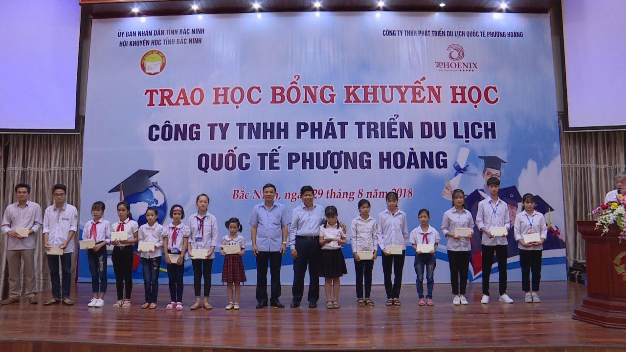 Hội khuyến học tỉnh trao học bổng cho học sinh có hoàn cảnh khó khăn