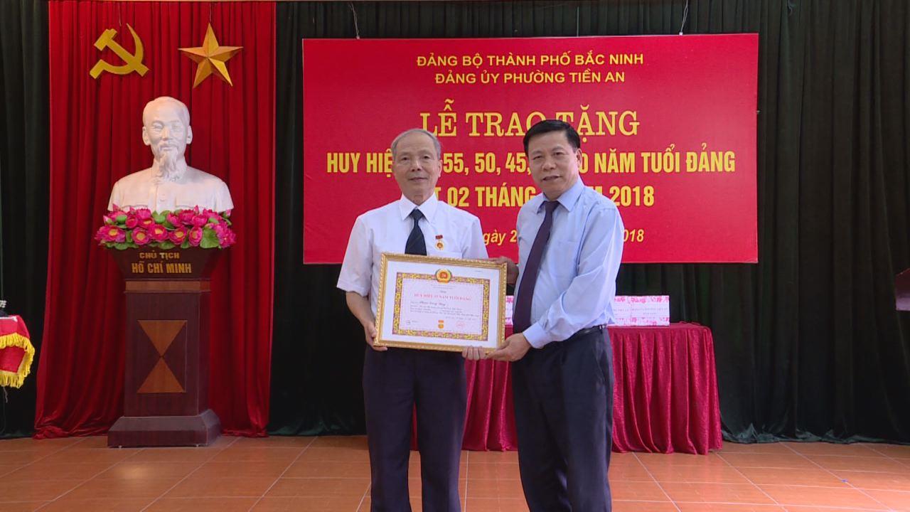 Các đồng chí lãnh đạo tỉnh trao tặng Huy hiệu Đảng tại một số địa phương