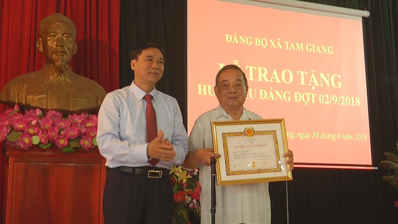 Phó Bí thư Thường trực Tỉnh ủy trao Huy hiệu Đảng tại huyện Yên Phong