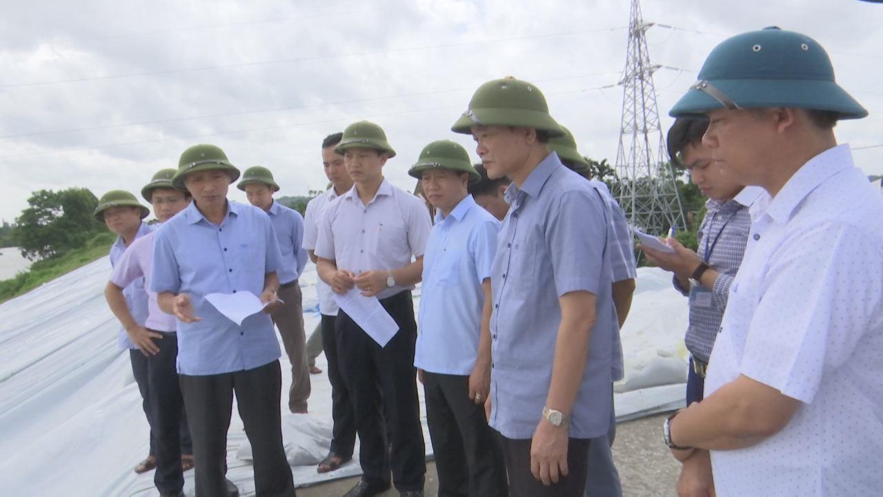 Phó Chủ tịch UBND tỉnh Nguyễn Hữu Thành kiểm tra khắc phục sự cố đê