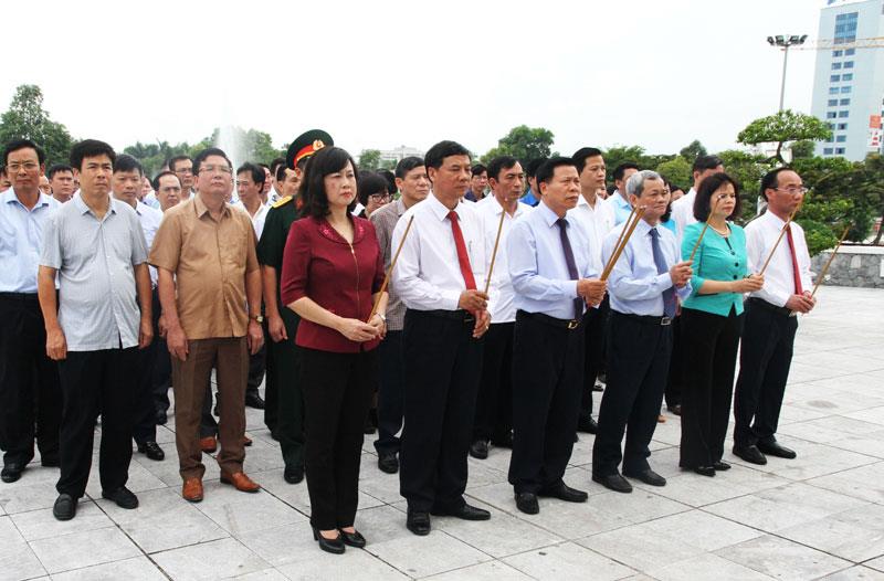 Lãnh đạo tỉnh dâng hương tại Đài tưởng niệm các Anh hùng liệt sỹ
