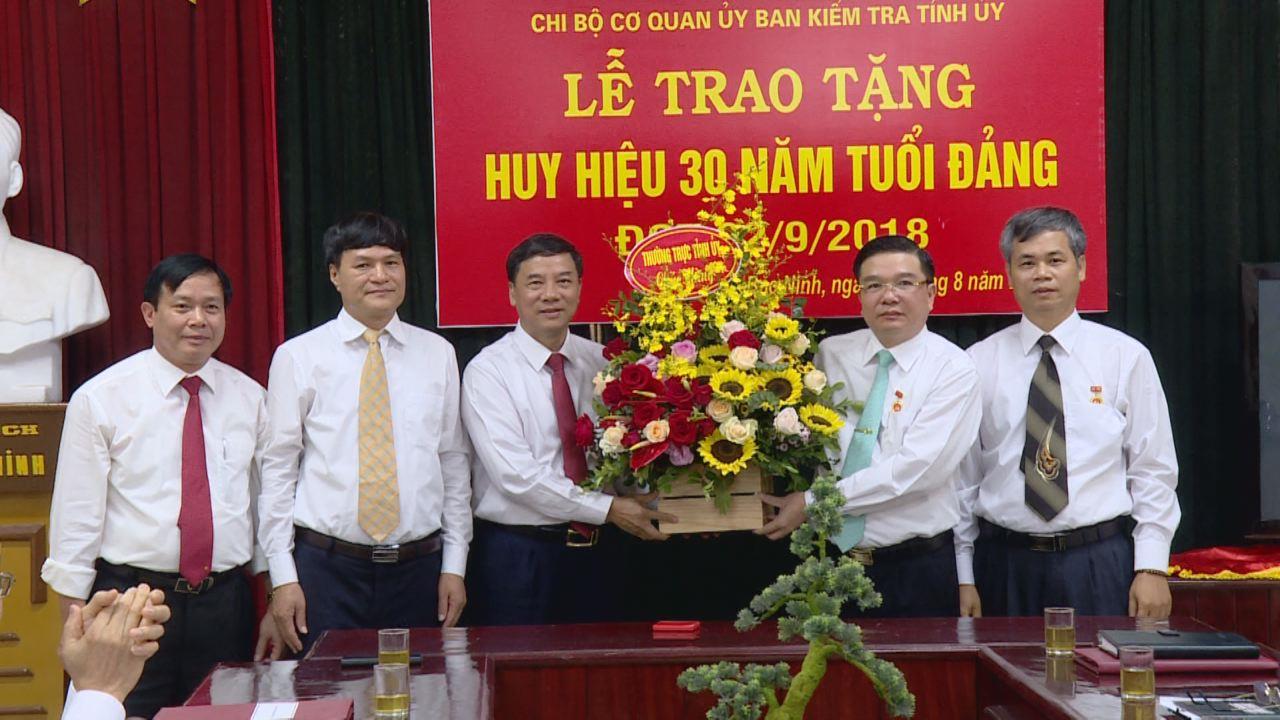 Phó Bí thư Thường trực Tỉnh ủy trao Huy hiệu 30 năm tuổi Đảng