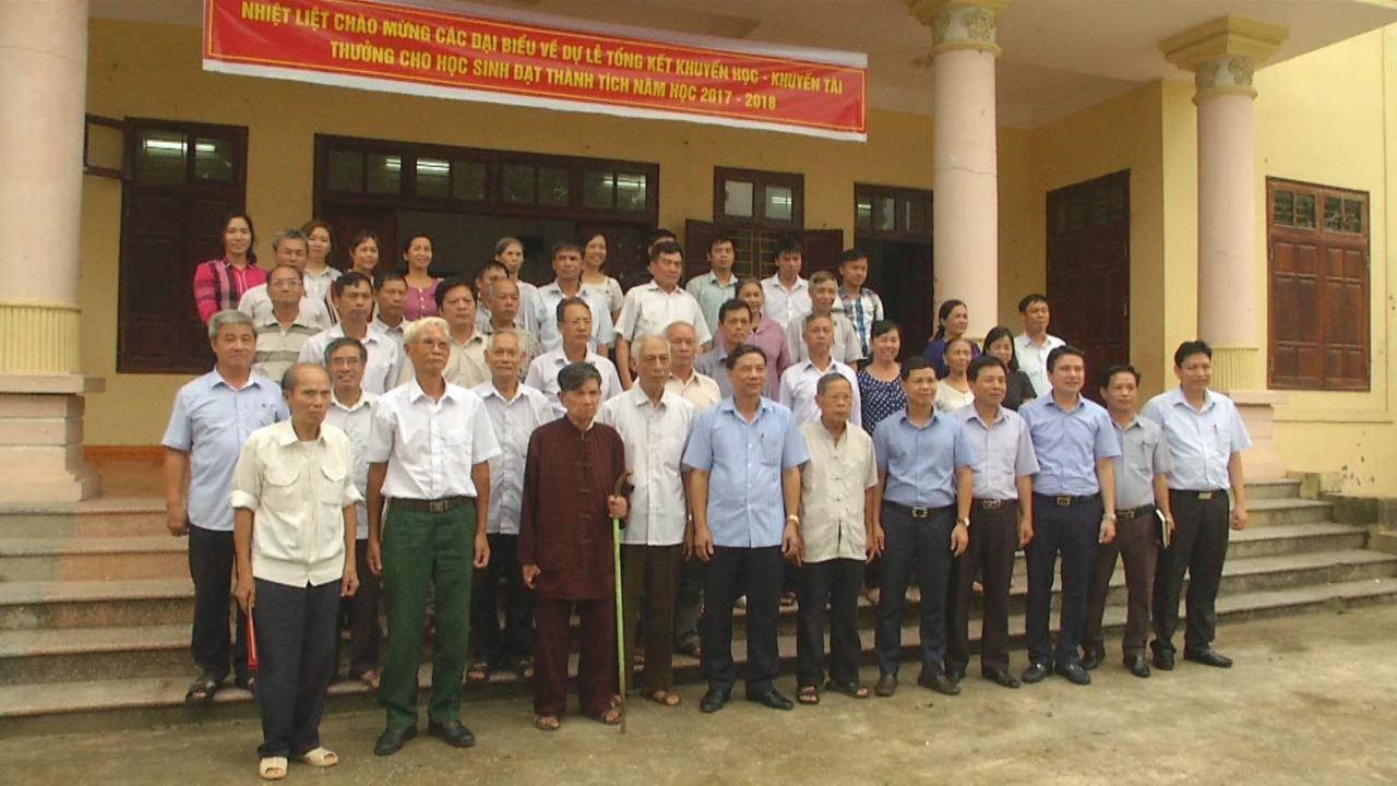 Các đồng chí lãnh đạo tỉnh dự sinh hoạt đảng tại chi bộ cơ sở