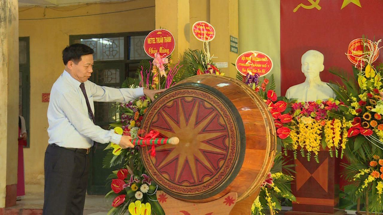 Các đồng chí lãnh đạo tỉnh dự khai giảng năm học mới