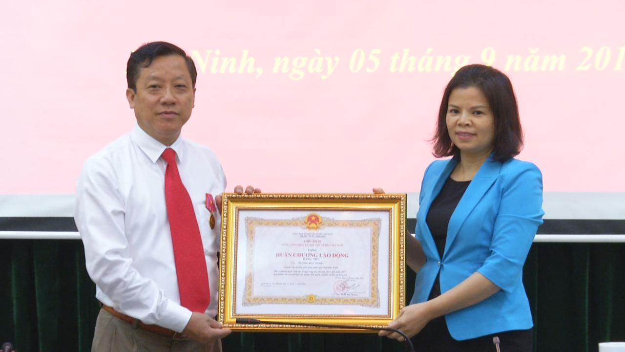 Chủ tịch nước tặng Huân chương Lao động hạng Nhì  cho Chánh Văn phòng HĐND tỉnh Dương Đức Nghĩa