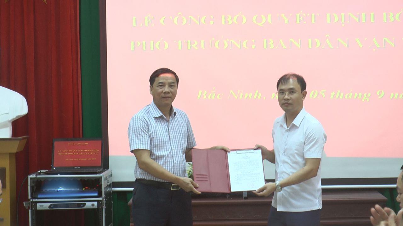 Phó Bí thư Thường trực Tỉnh ủy Nguyễn Hữu Quất trao Quyết định bổ nhiệm Phó trưởng Ban Dân vận Tỉnh ủy
