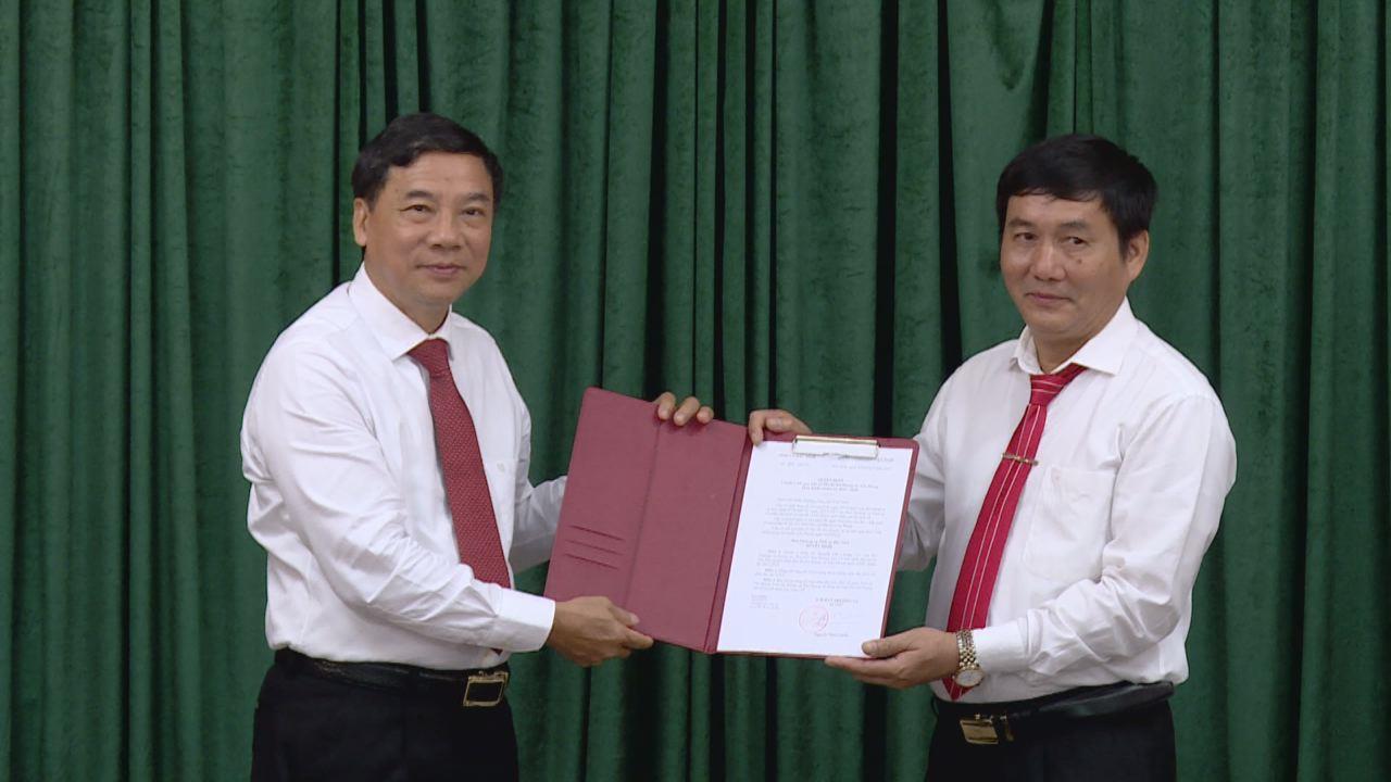 Trao Quyết định chuẩn y kết quả bầu cử Phó Bí thư Huyện ủy Yên Phong