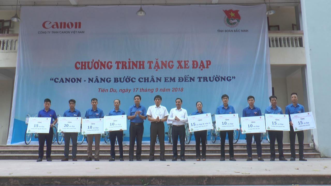 Trao tặng xe đạp dự án “Canon - Nâng bước chân em tới trường”